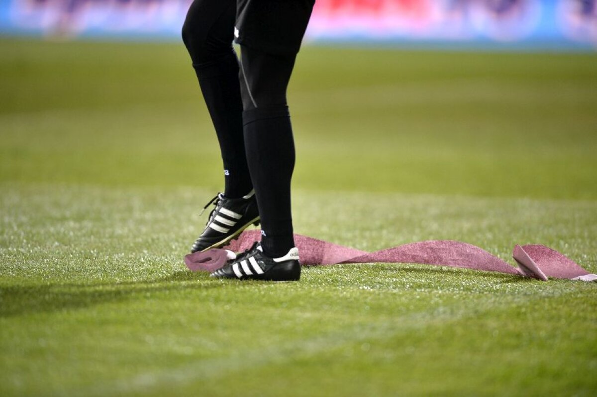 GALERIE FOTO Trei lucruri care nu s-au văzut la TV la Viitorul - Steaua » Protestul continuă, fanii și hârtia igienică + suporterul-antrenor: "Lasă-i, bă, să joace"