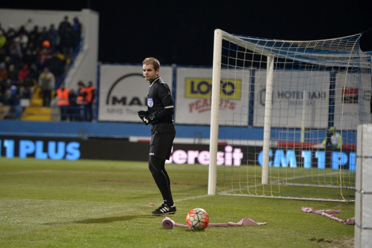 GALERIE FOTO Trei lucruri care nu s-au văzut la TV la Viitorul - Steaua » Protestul continuă, fanii și hârtia igienică + suporterul-antrenor: "Lasă-i, bă, să joace"