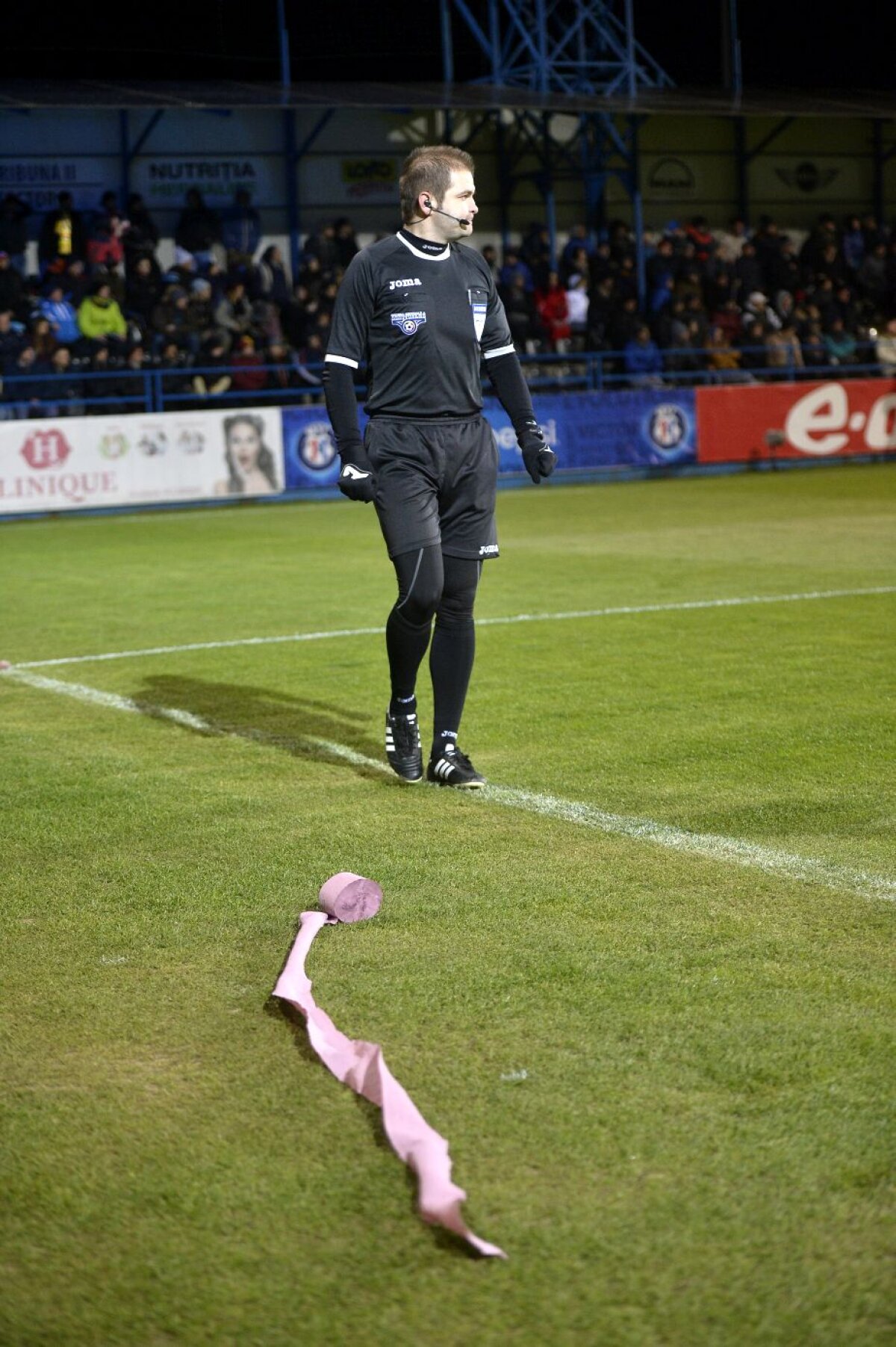 GALERIE FOTO Trei lucruri care nu s-au văzut la TV la Viitorul - Steaua » Protestul continuă, fanii și hârtia igienică + suporterul-antrenor: "Lasă-i, bă, să joace"