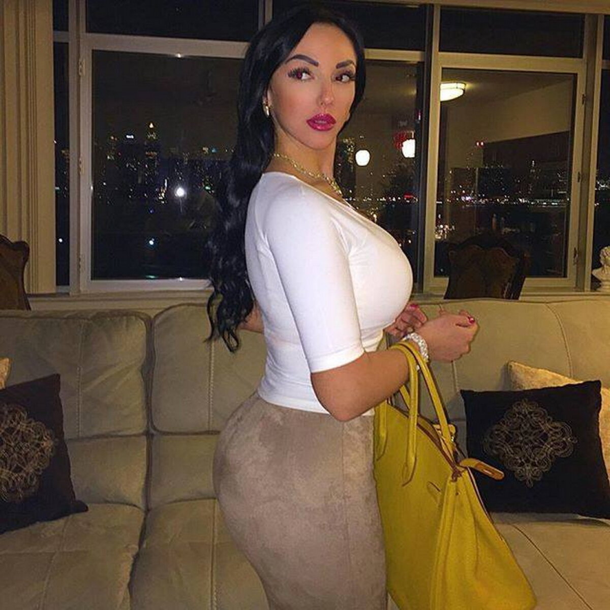 FOTO » Fiica lui Carmen Harra s-a schimbat complet. O copiază pe Kim Kardashian, iar pozele sunt incendiare