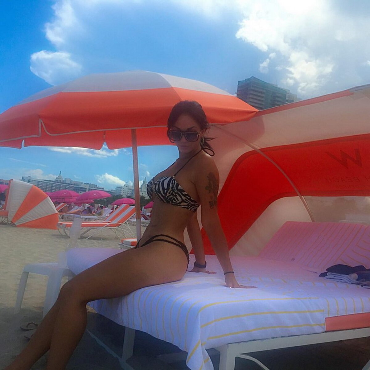 FOTO » Fiica lui Carmen Harra s-a schimbat complet. O copiază pe Kim Kardashian, iar pozele sunt incendiare