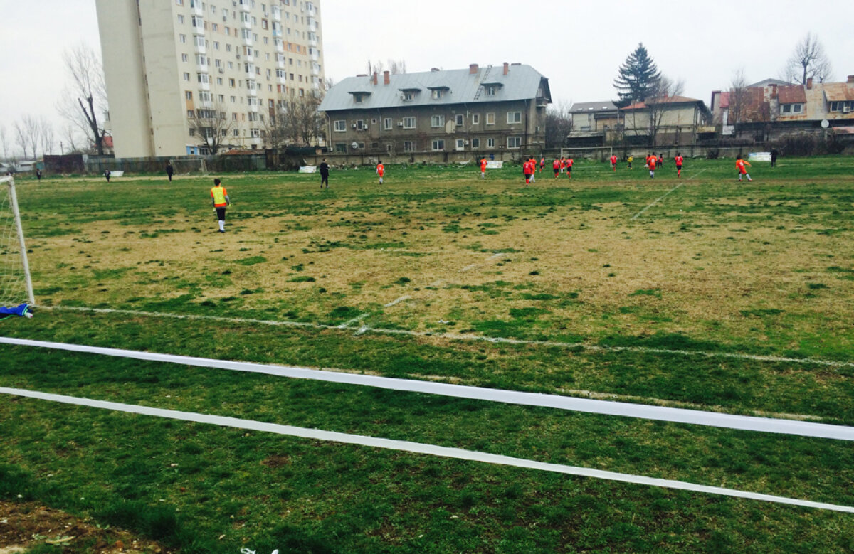 FOTO Bacterifotbal: condiții deplorabile pentru puștii de 12 ani din Capitală » UPDATE Campionatul a fost mutat pe un gazon decent