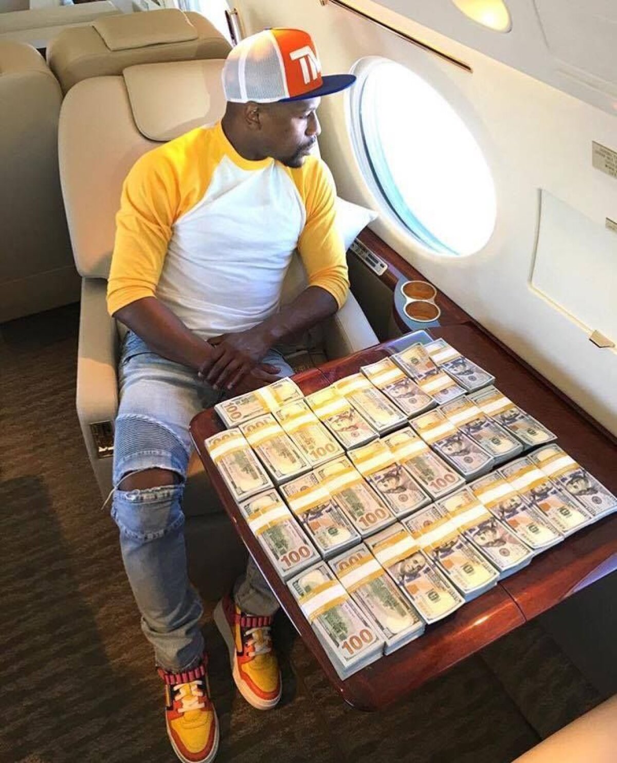 Bani pe jos » Mayweather și-a expus din nou averea pe rețelele de socializare