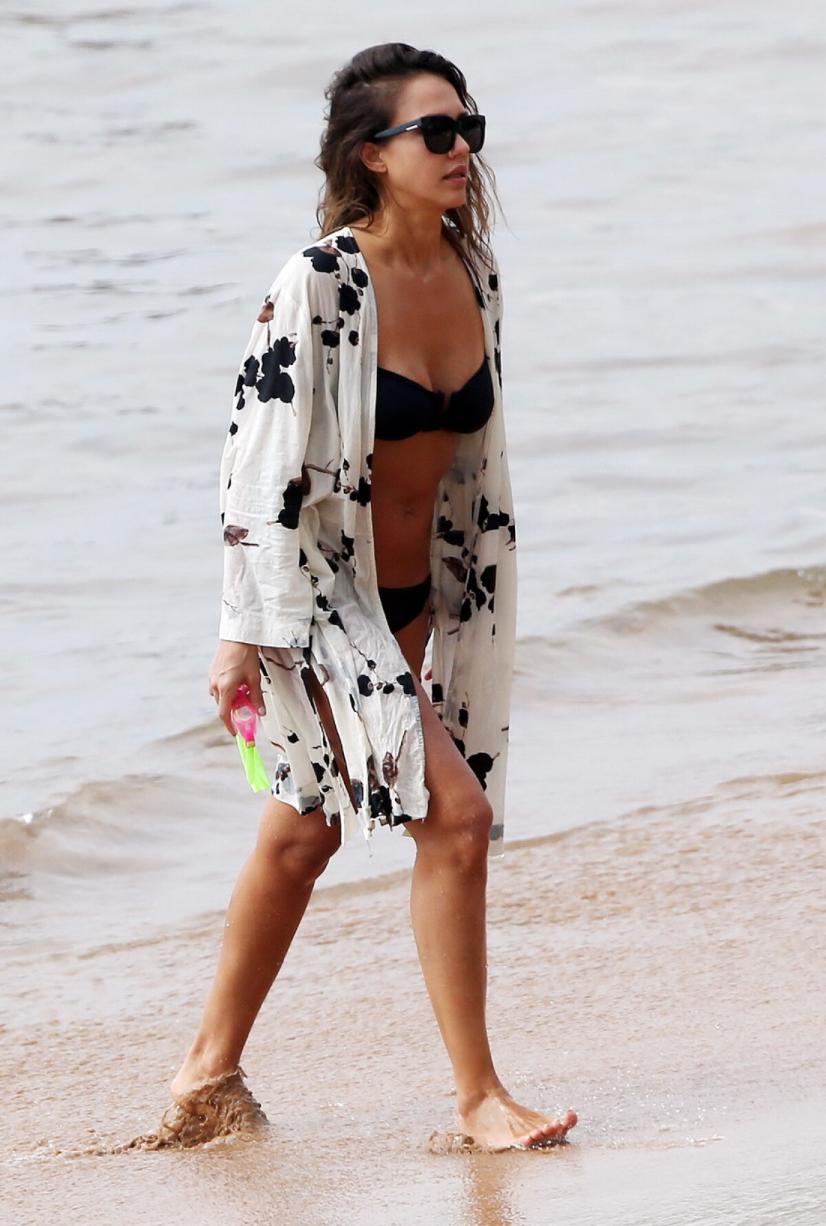 GALERIE FOTO » Jessica Alba, naturală 100% la plajă! Imaginile sunt superbe