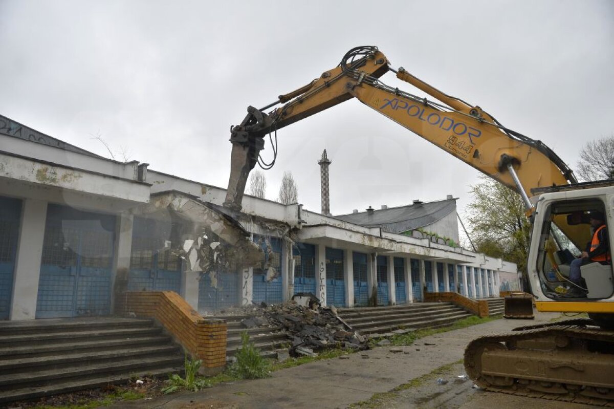 VIDEO + FOTO Atenție, cade patinoarul! Azi a început demolarea la "Mihai Flamaropol"