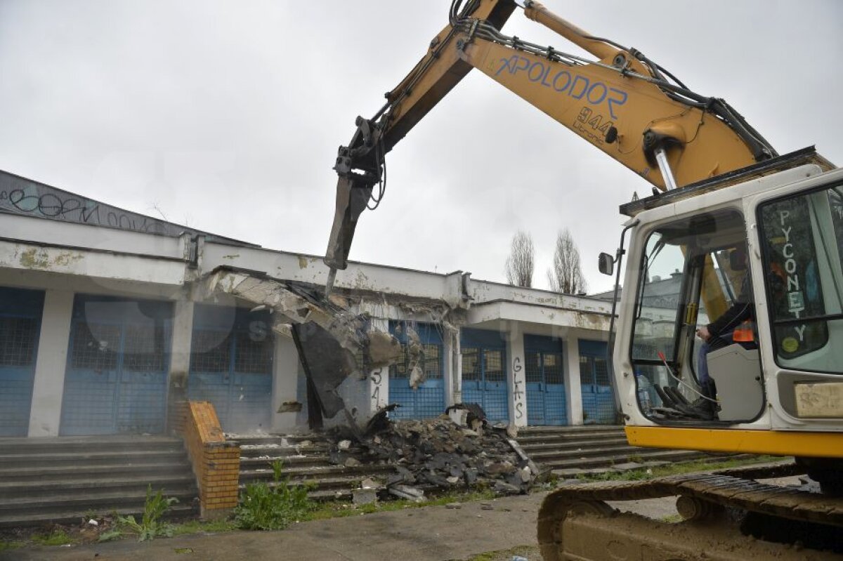 VIDEO + FOTO Atenție, cade patinoarul! Azi a început demolarea la "Mihai Flamaropol"