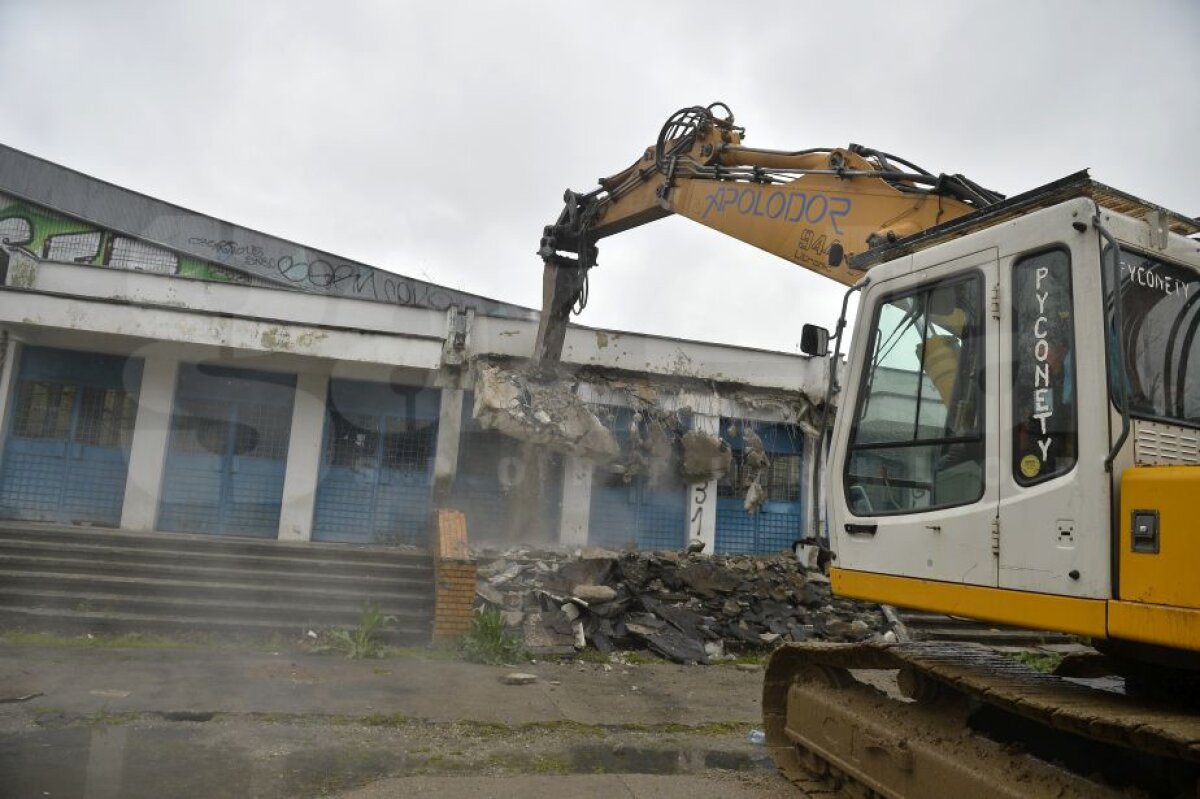 VIDEO + FOTO Atenție, cade patinoarul! Azi a început demolarea la "Mihai Flamaropol"