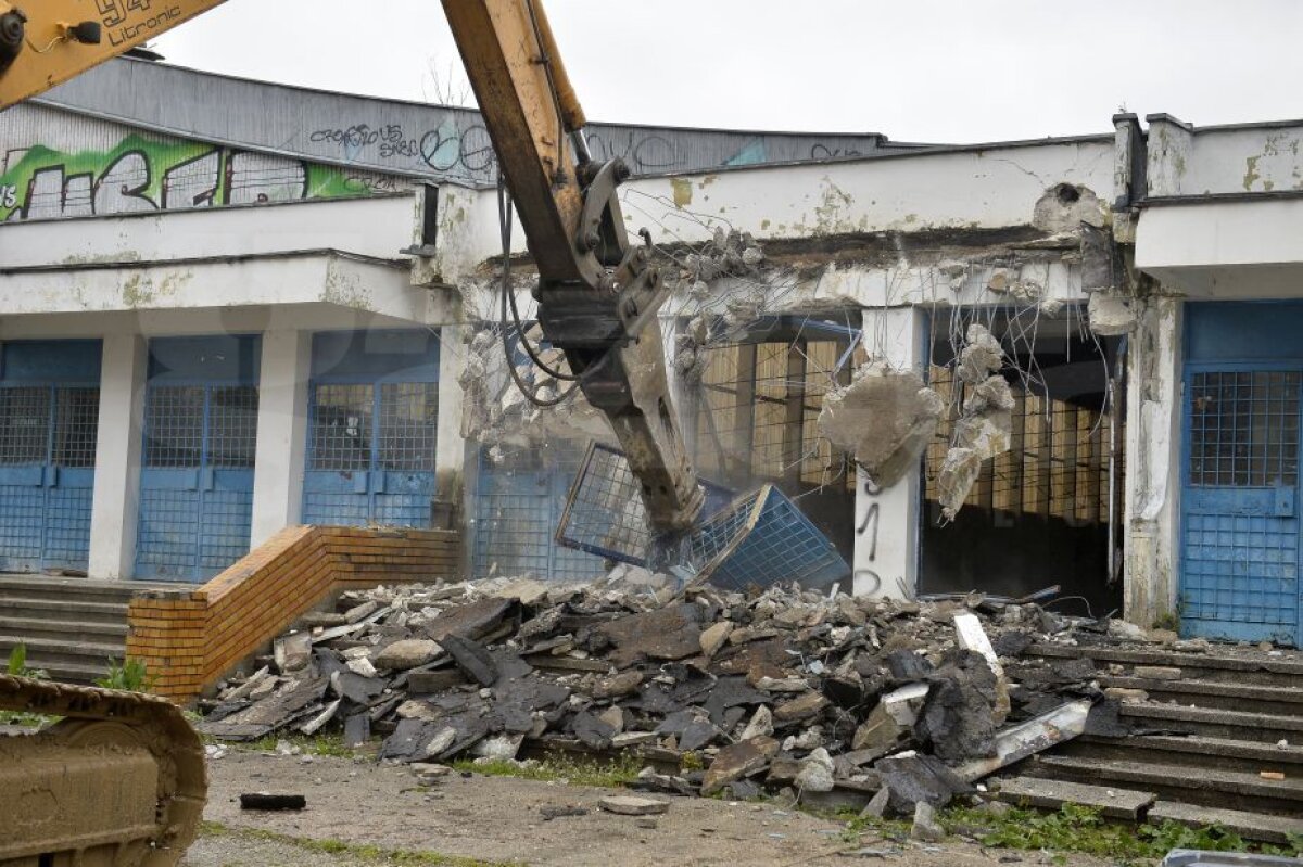 VIDEO + FOTO Atenție, cade patinoarul! Azi a început demolarea la "Mihai Flamaropol"