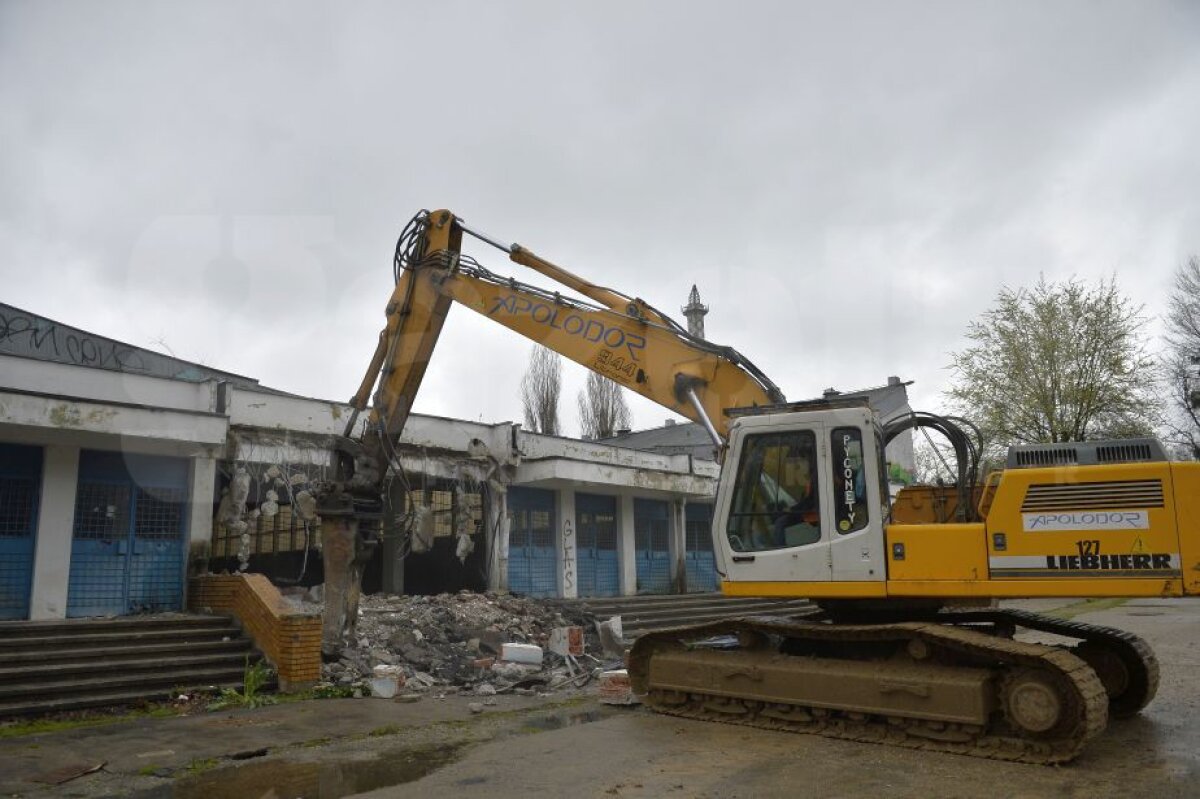 VIDEO + FOTO Atenție, cade patinoarul! Azi a început demolarea la "Mihai Flamaropol"