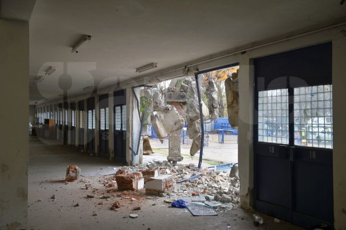 VIDEO + FOTO Atenție, cade patinoarul! Azi a început demolarea la "Mihai Flamaropol"