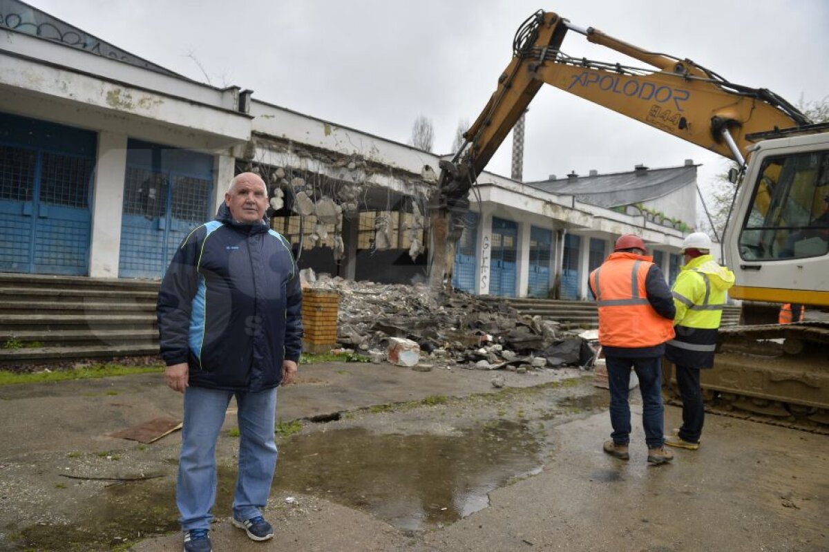 VIDEO + FOTO Atenție, cade patinoarul! Azi a început demolarea la "Mihai Flamaropol"