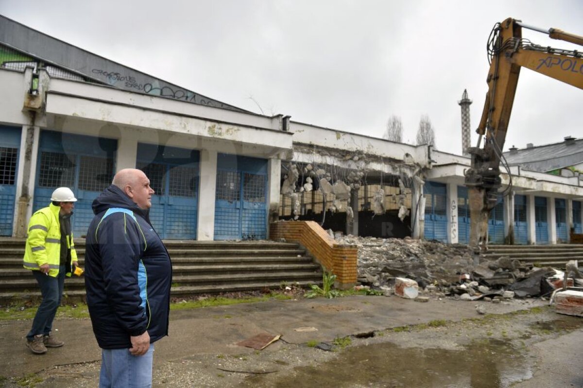 VIDEO + FOTO Atenție, cade patinoarul! Azi a început demolarea la "Mihai Flamaropol"