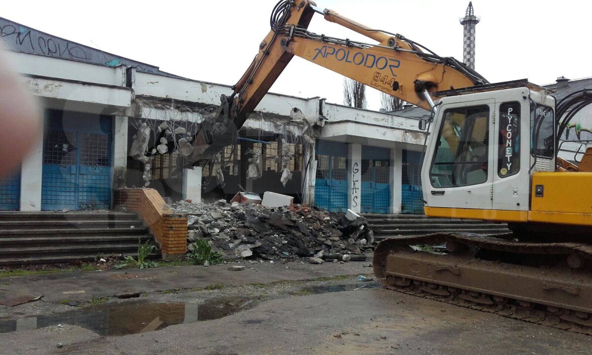 VIDEO + FOTO Atenție, cade patinoarul! Azi a început demolarea la "Mihai Flamaropol"