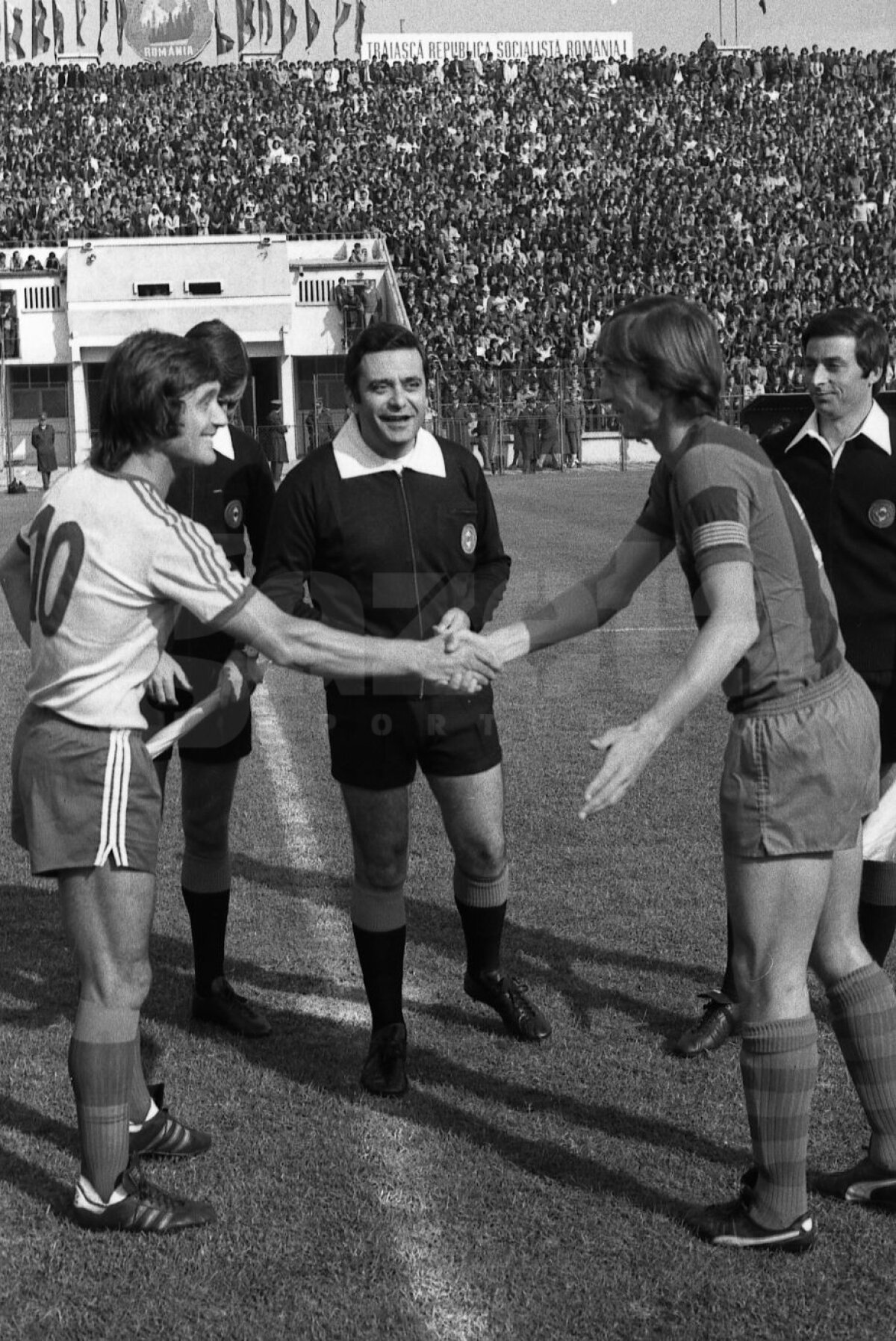 SUPERFOTO Imagini de colecție cu Johan Cruyff pe stadionul Ghencea, la singurul său meci în România » A jucat împotriva Stelei