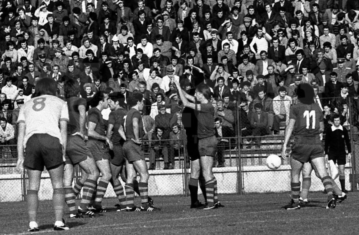 SUPERFOTO Imagini de colecție cu Johan Cruyff pe stadionul Ghencea, la singurul său meci în România » A jucat împotriva Stelei