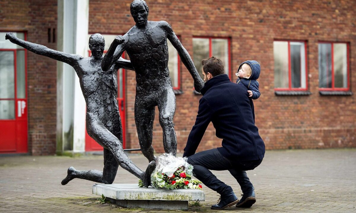 GALERIE FOTO Imagini de senzație din viața lui Johann Cruyff: alături de Rainea și dribling spectaculos cu Germania