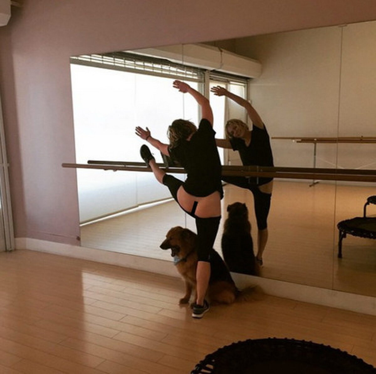 GALERIE FOTO » Ea este femeia care adoră selfie-urile nud!