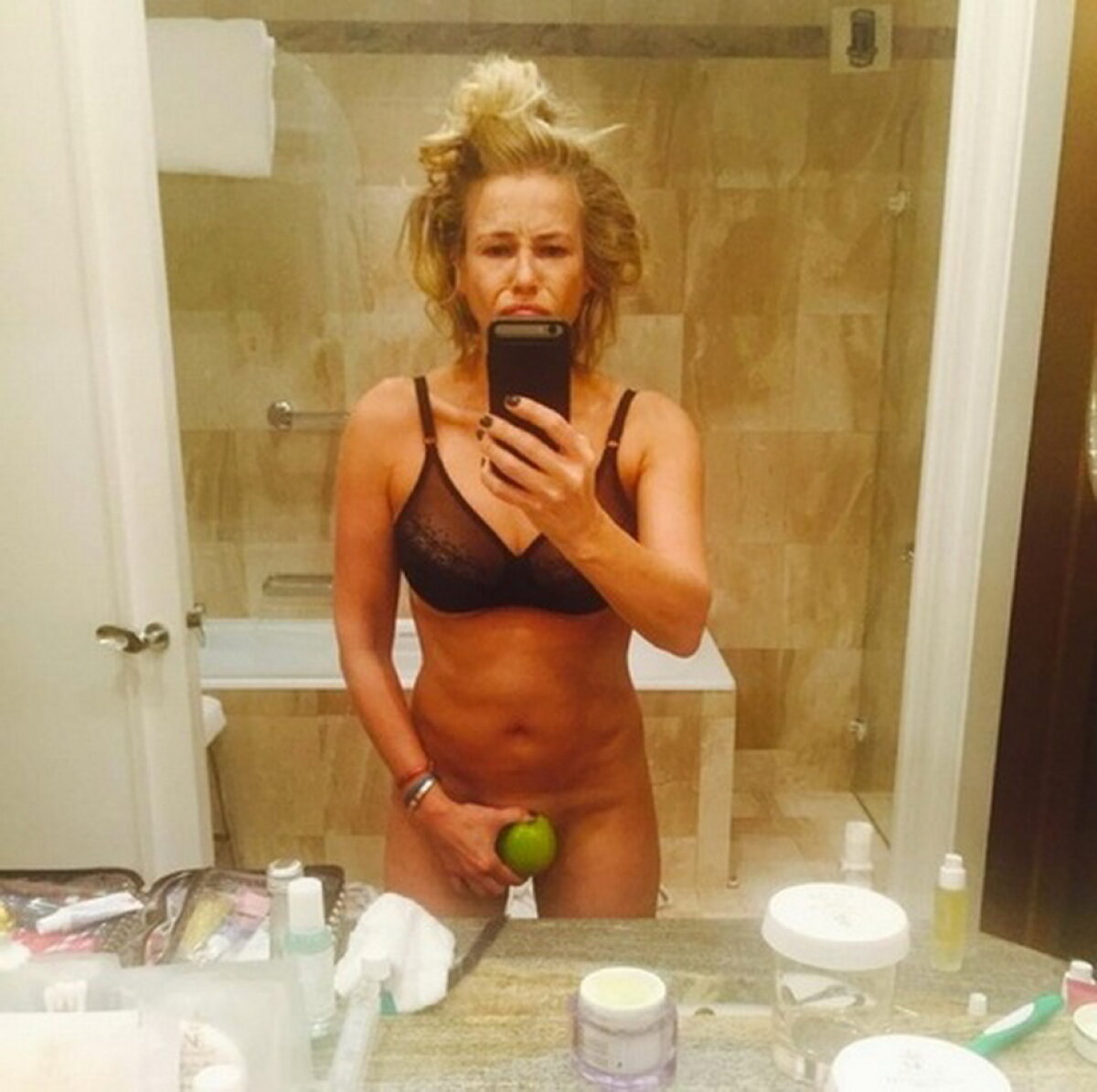 GALERIE FOTO » Ea este femeia care adoră selfie-urile nud!