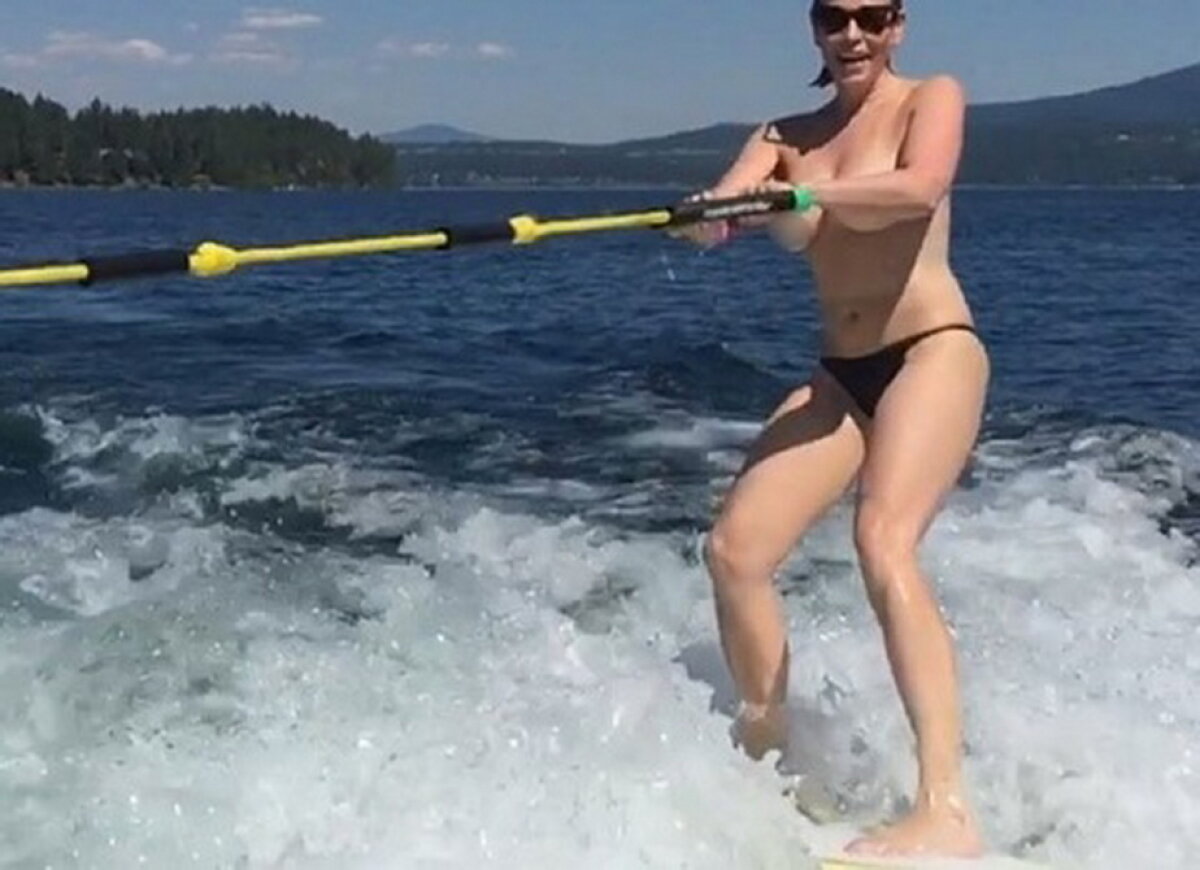 GALERIE FOTO » Ea este femeia care adoră selfie-urile nud!