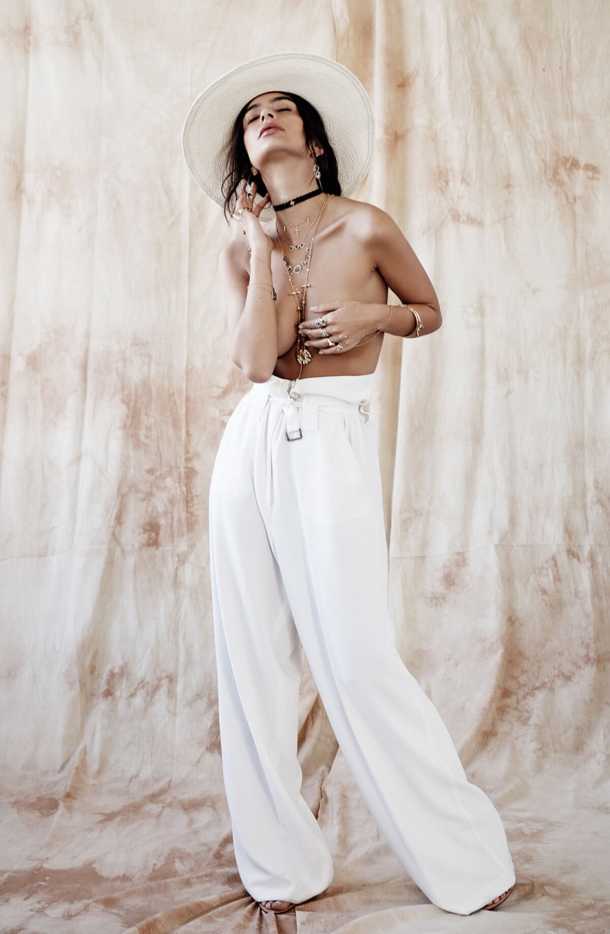 GALERIE FOTO » Pictorial incendiar marca Emily Ratajkowski