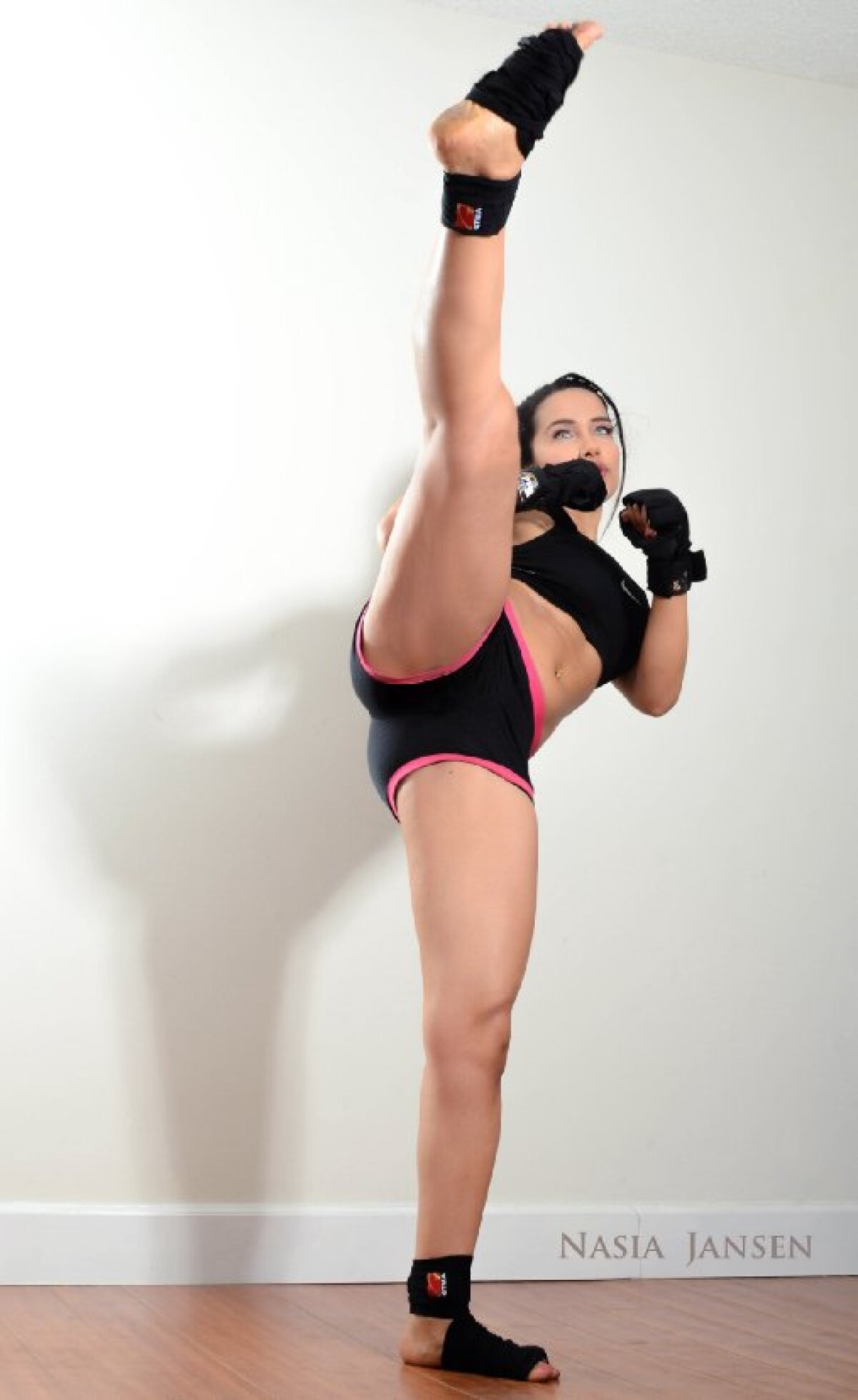 FOTO Cine o supără pe Nasia? Are centura neagră la taekwondo și a ajuns pe coperta Playboy