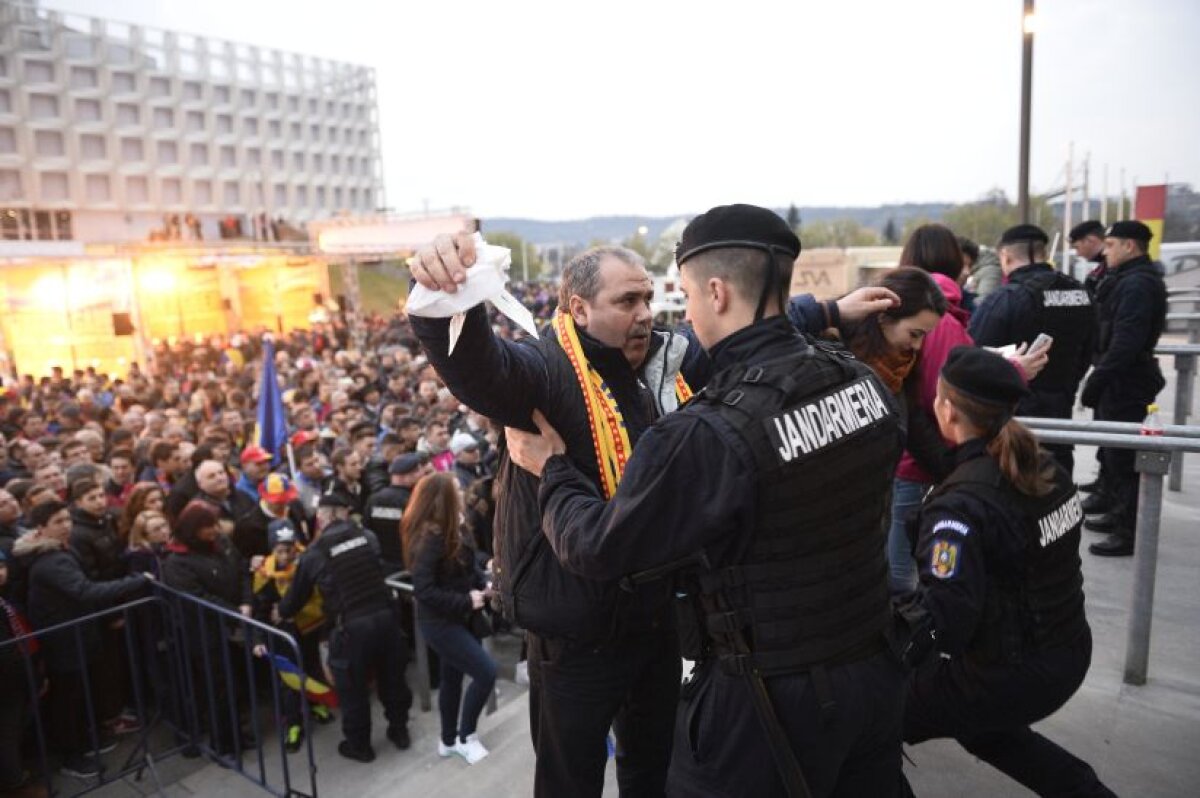 FOTO Someşul Cald » 28.000 de spectatori au făcut cozi imense şi au umplut Cluj Arena la primul meci al "naţionalei" pe bijuteria Ardealului