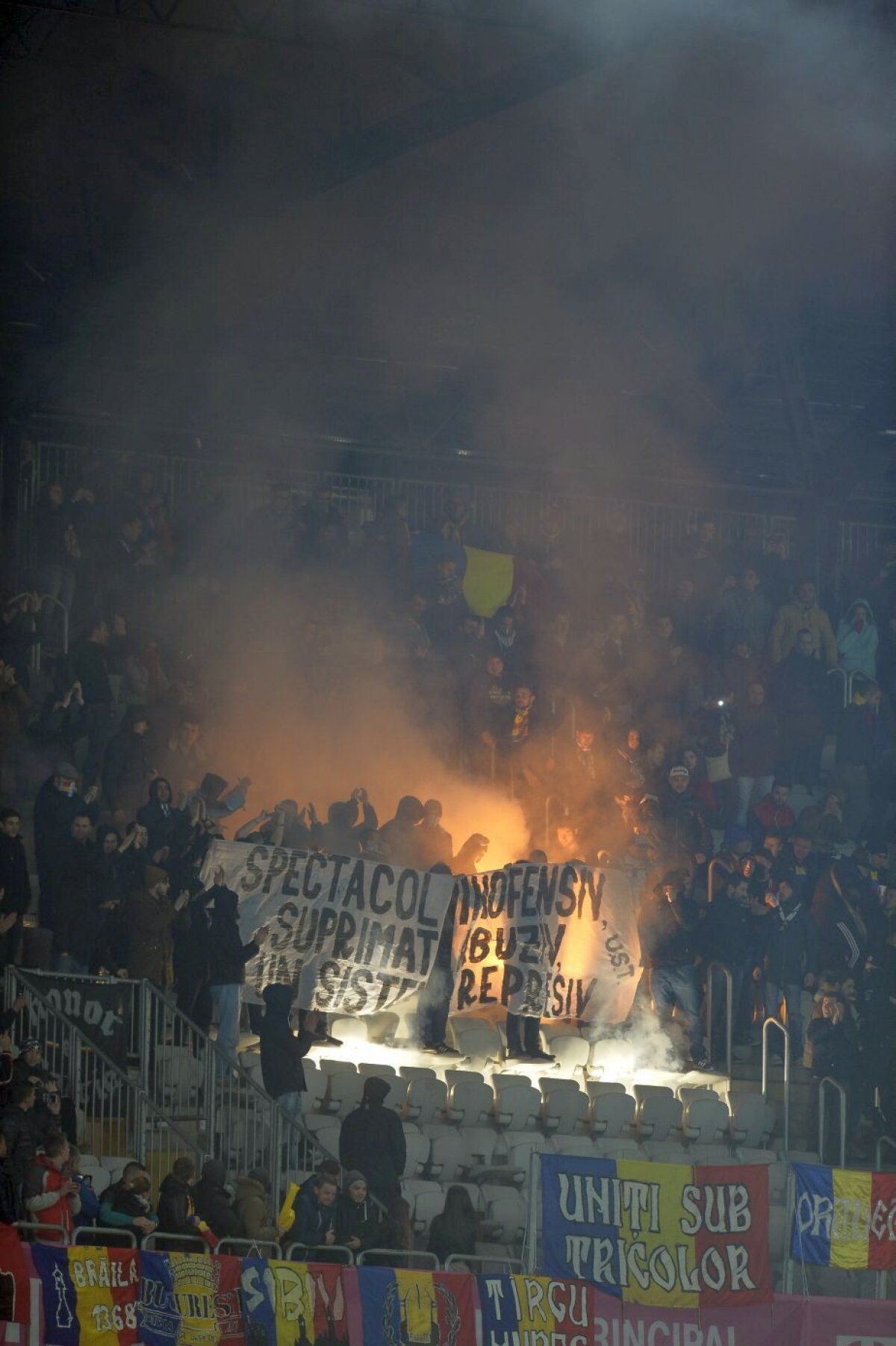 FOTO Scandaluri între fanii României și stewarzi » Bannere și torțe, în galeria "tricolorilor"