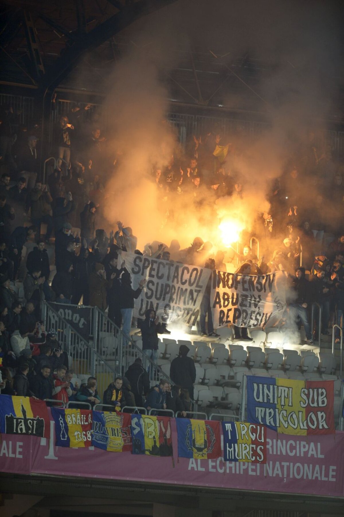 FOTO Scandaluri între fanii României și stewarzi » Bannere și torțe, în galeria "tricolorilor"
