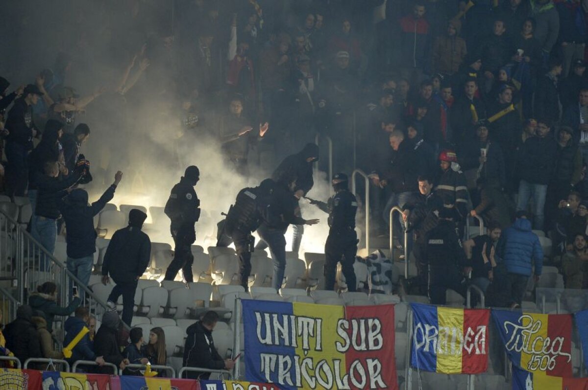 FOTO Scandaluri între fanii României și stewarzi » Bannere și torțe, în galeria "tricolorilor"