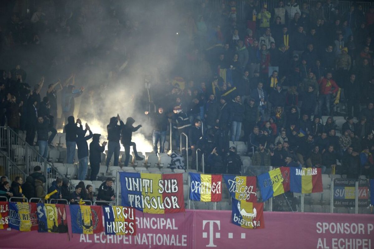 FOTO Scandaluri între fanii României și stewarzi » Bannere și torțe, în galeria "tricolorilor"