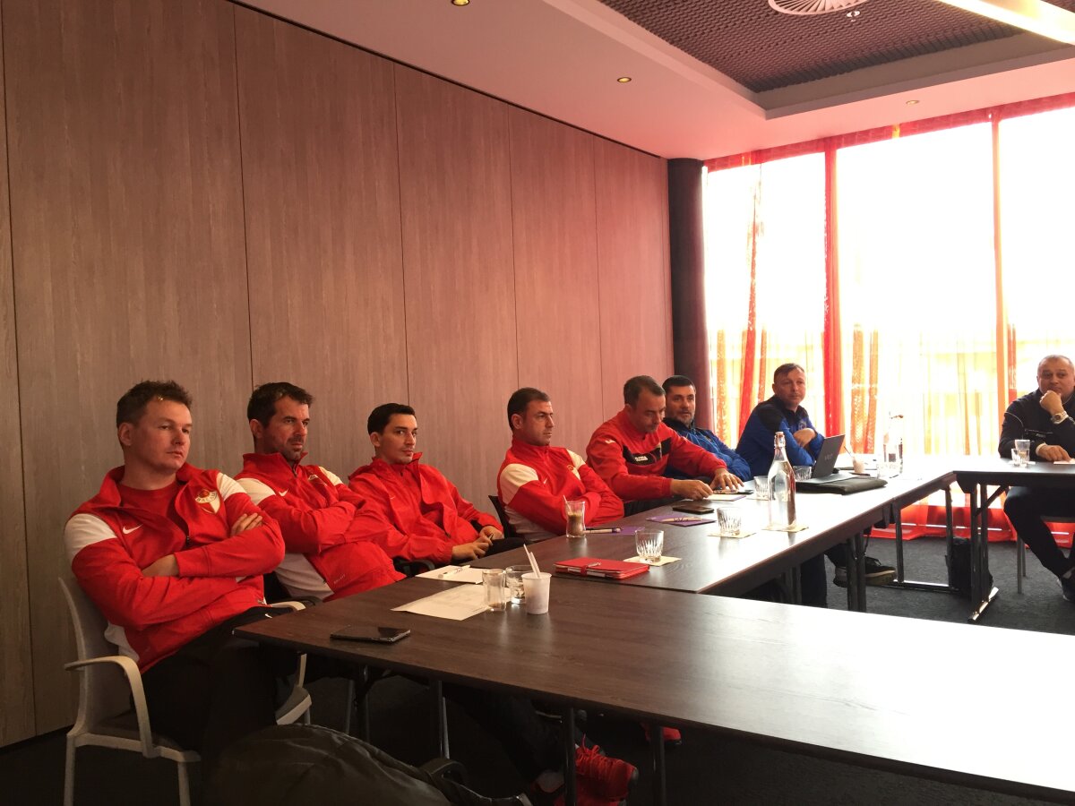 Antrenorii invitați de Ogăraru au învățat filosofia Ajax și au văzut Olanda - Franța
