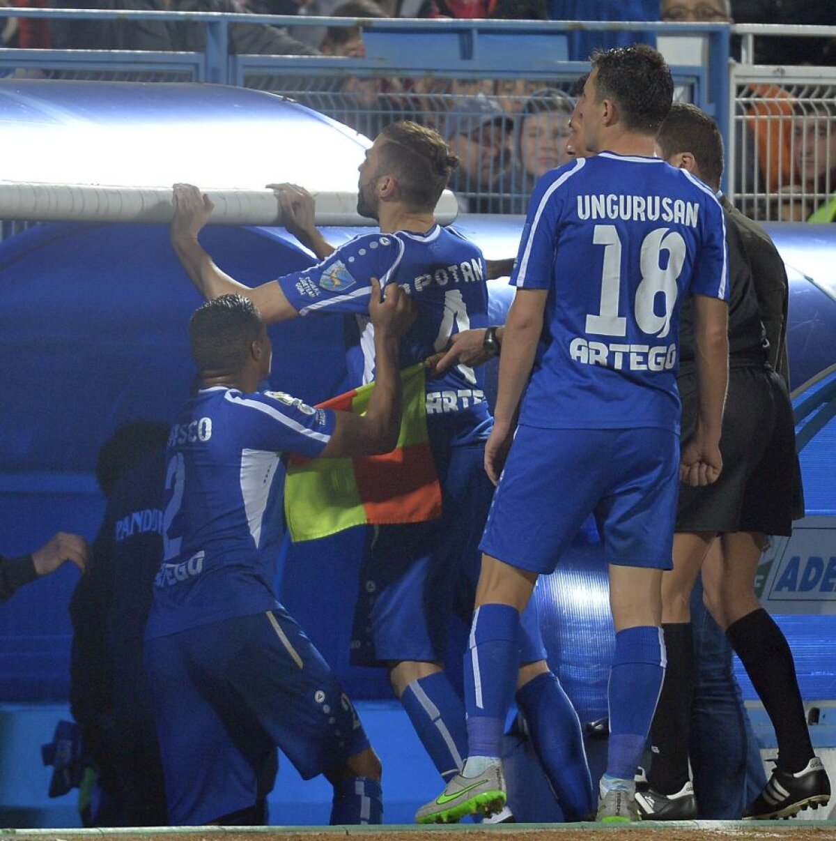 FOTO Săpunaru, incendiar la finalul meciului cu Steaua, 0-1: "Dacă trebuie să iasă aștia campioni, să ne spună și nouă, să ne dăm la o parte". Și Ropotan era să se bată cu fanii roș-albaștrilor!