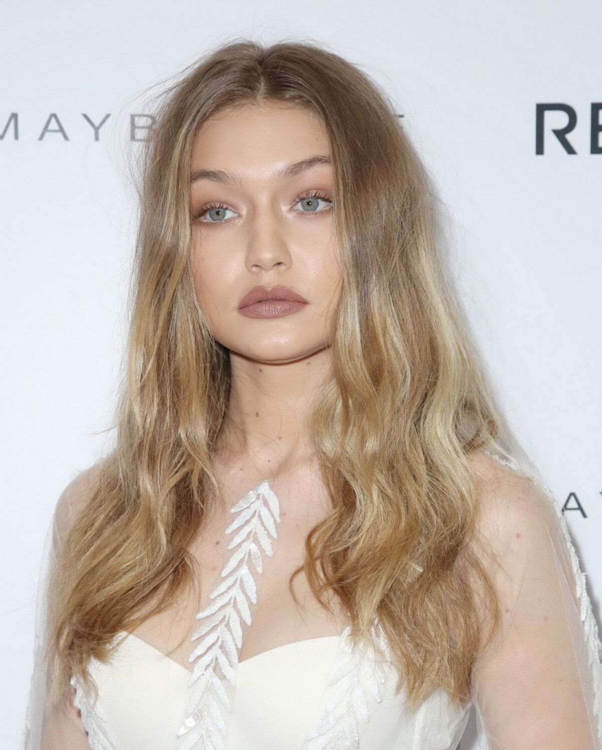 GALERIE FOTO » Gigi Hadid, într-o rochie mai mult decât sexy pe covorul roşu