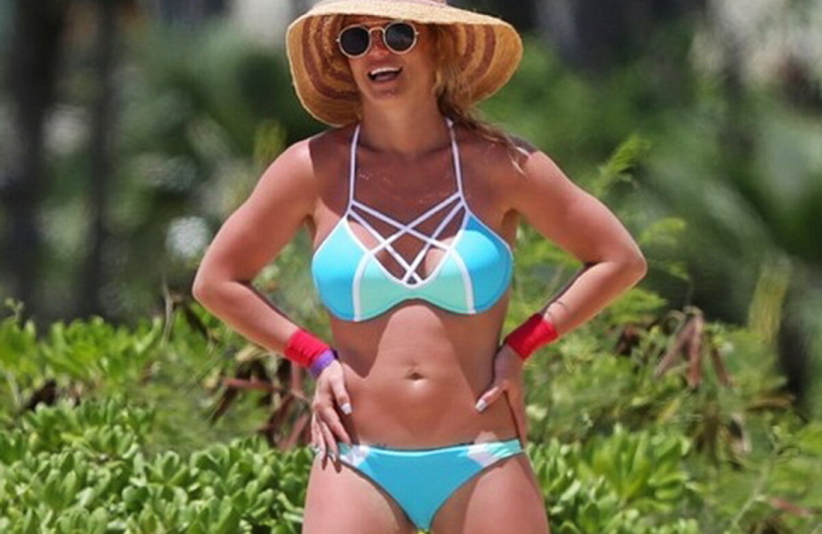 GALERIE FOTO » Britney Spears arată incredibil! Imagini spectaculoase de la plajă