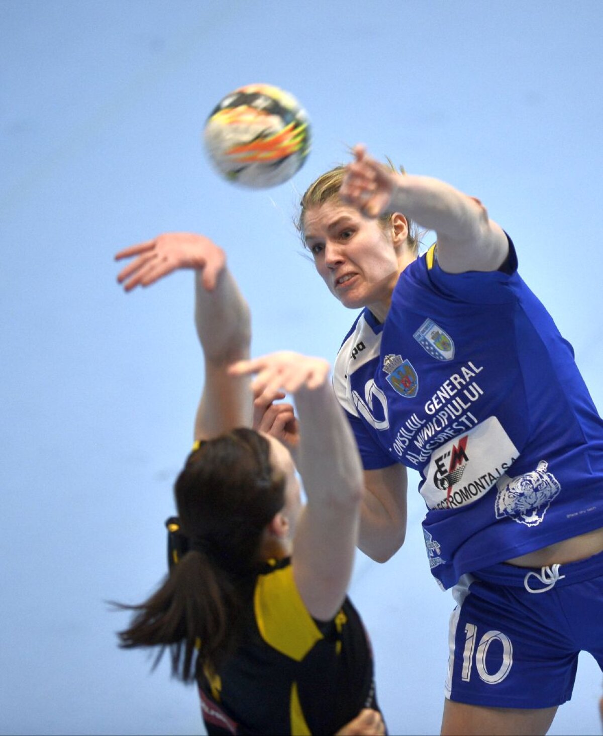 FOTO Dramatism în sferturile Ligii Campionilor la handbal » CSM București - Rostov Don 26-25