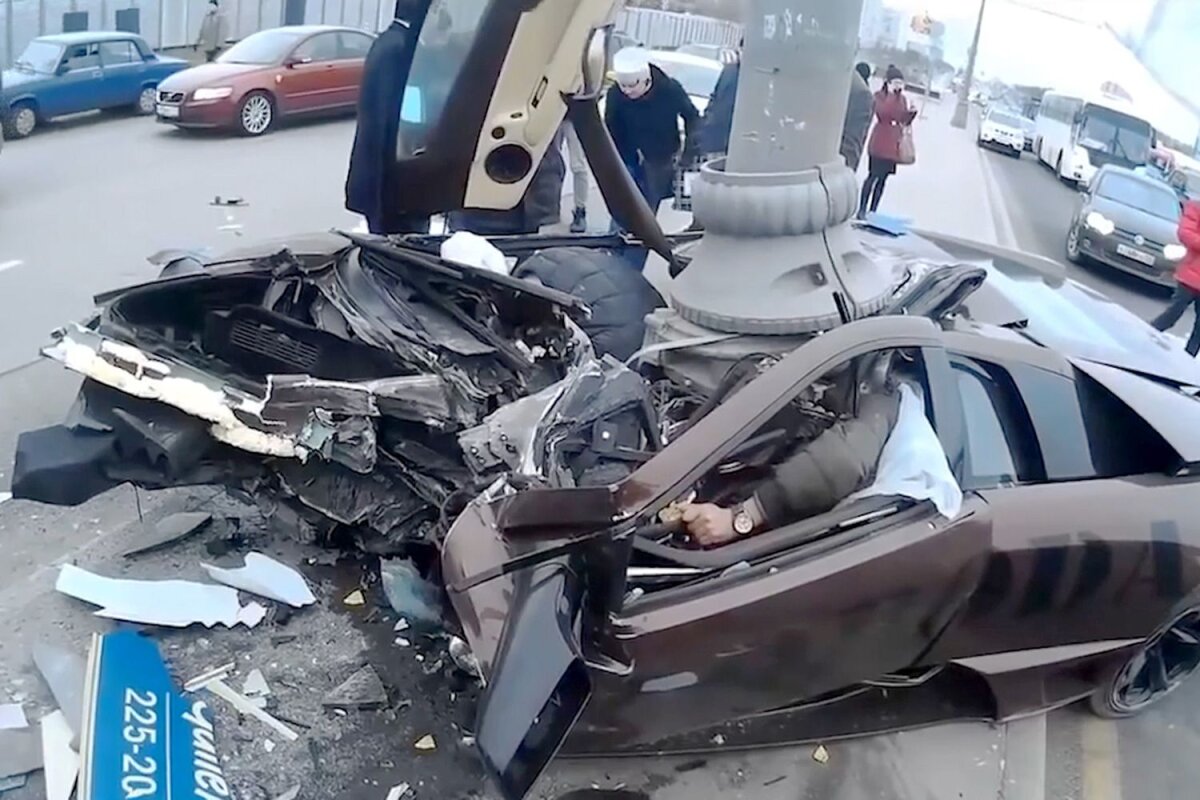 VIDEO Atenție, imagine cu impact emoțional » N-a mai rămas decât mâna! Lamborghini făcut zob după un accident teribil