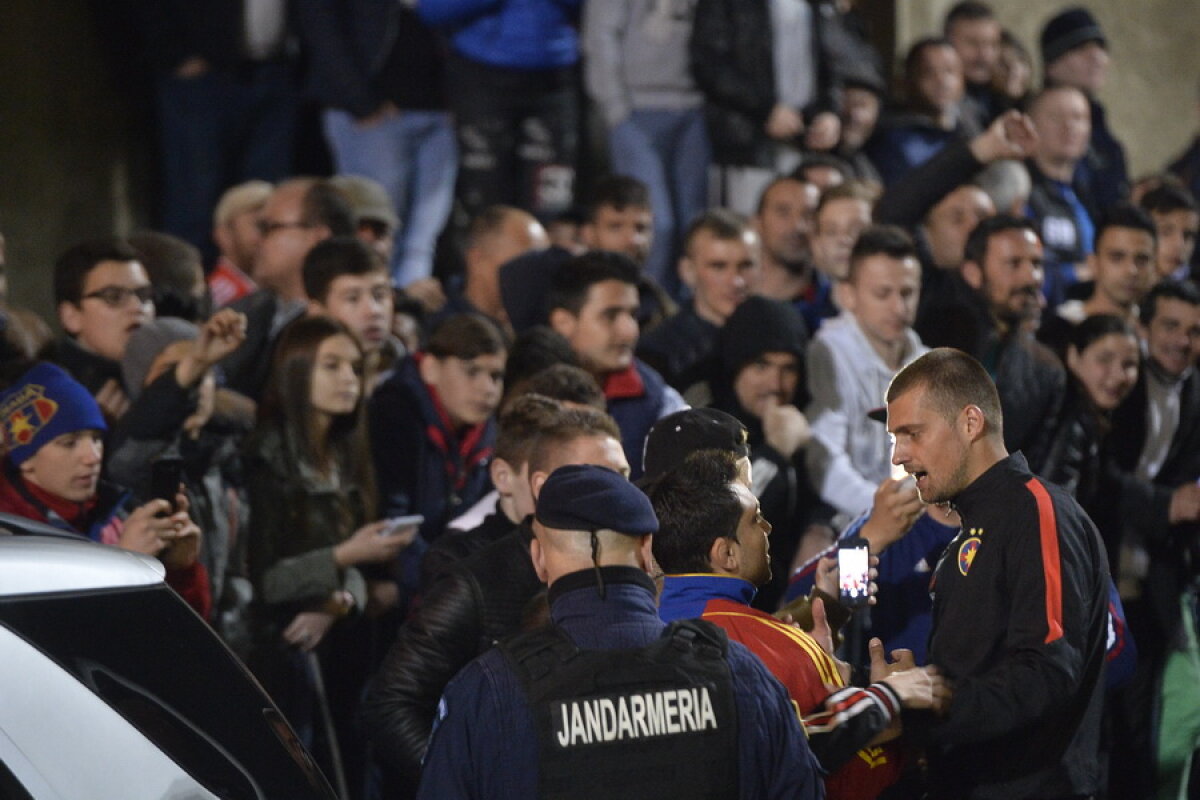 GALERIE FOTO Suporterii Stelei au asediat echipa după meci, la Turnu Severin » Dragoste colorată