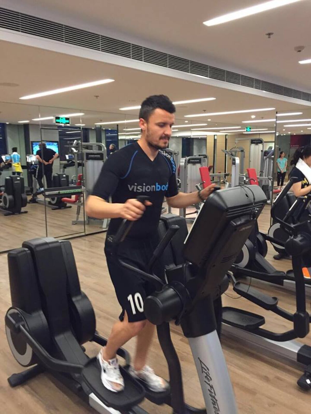 GALERIE FOTO Budescu trage tare în China pentru a merge la Euro 2016 » Folosește o tehnologie specială pentru a fi sigur că e bine pregătit