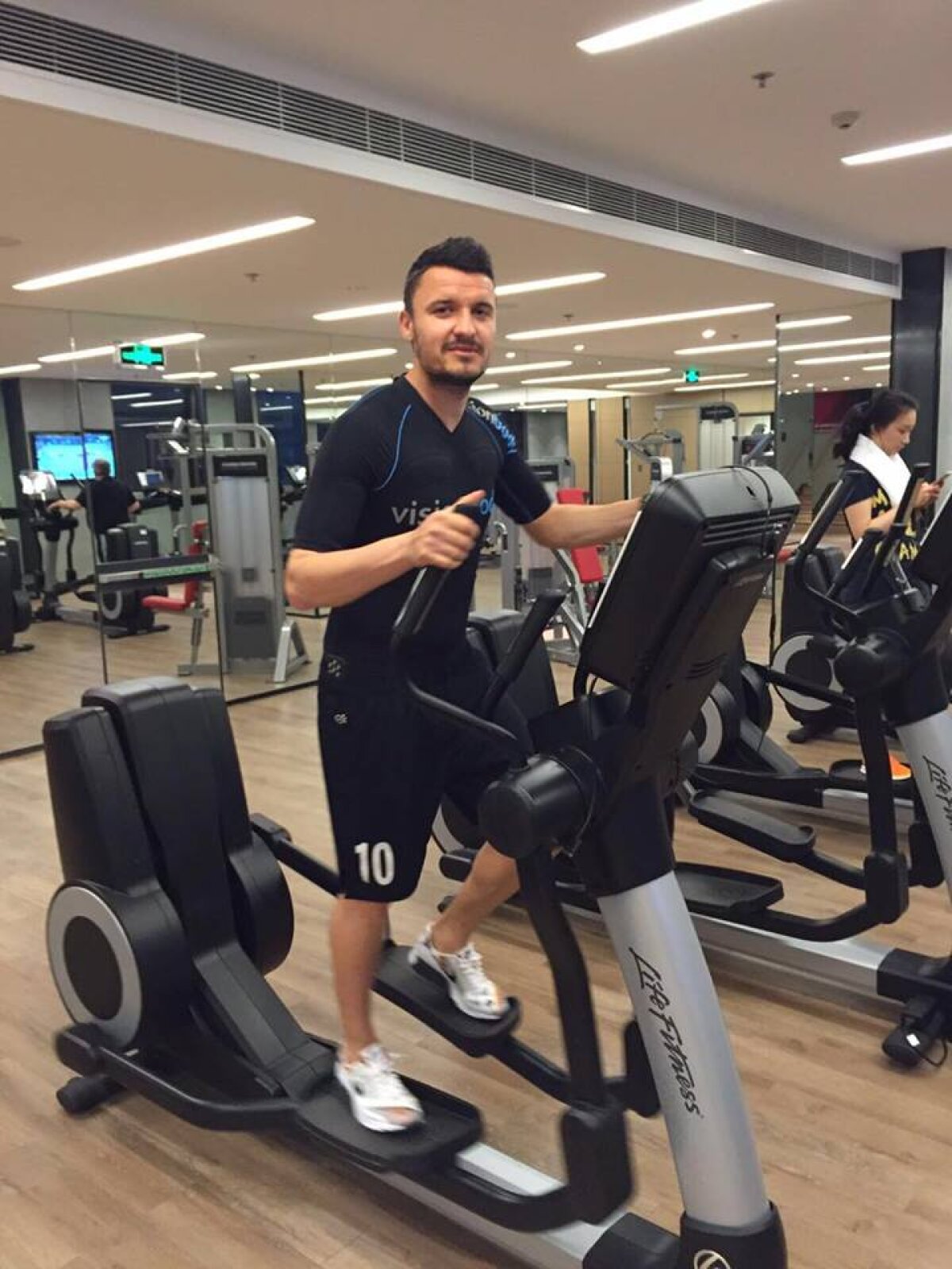 GALERIE FOTO Budescu trage tare în China pentru a merge la Euro 2016 » Folosește o tehnologie specială pentru a fi sigur că e bine pregătit