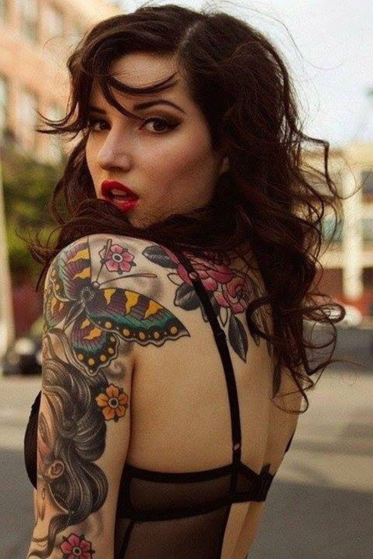 FOTO Femei fatale cu tatuaje mortale » Cele mai tari picturi pe corpurile feminine