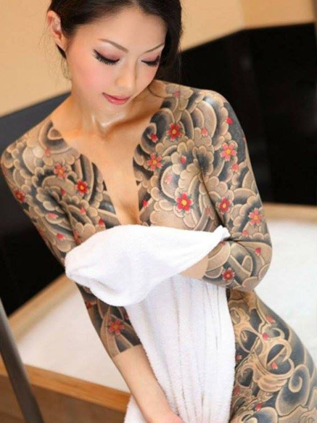 FOTO Femei fatale cu tatuaje mortale » Cele mai tari picturi pe corpurile feminine