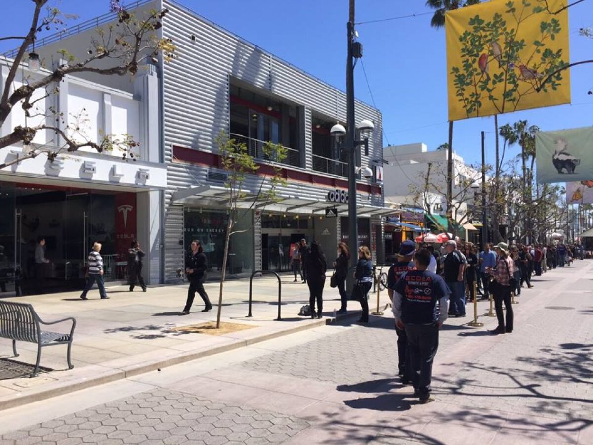 FOTO S-a lansat Model 3, cea mai ieftină mașină electrică Tesla » Peste 200 de oameni au făcut coadă pentru a o achiziționa