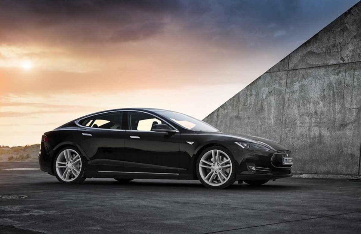 FOTO S-a lansat Model 3, cea mai ieftină mașină electrică Tesla » Peste 200 de oameni au făcut coadă pentru a o achiziționa