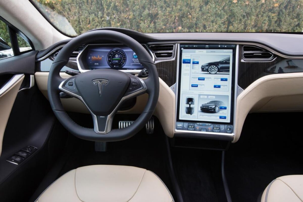 FOTO S-a lansat Model 3, cea mai ieftină mașină electrică Tesla » Peste 200 de oameni au făcut coadă pentru a o achiziționa