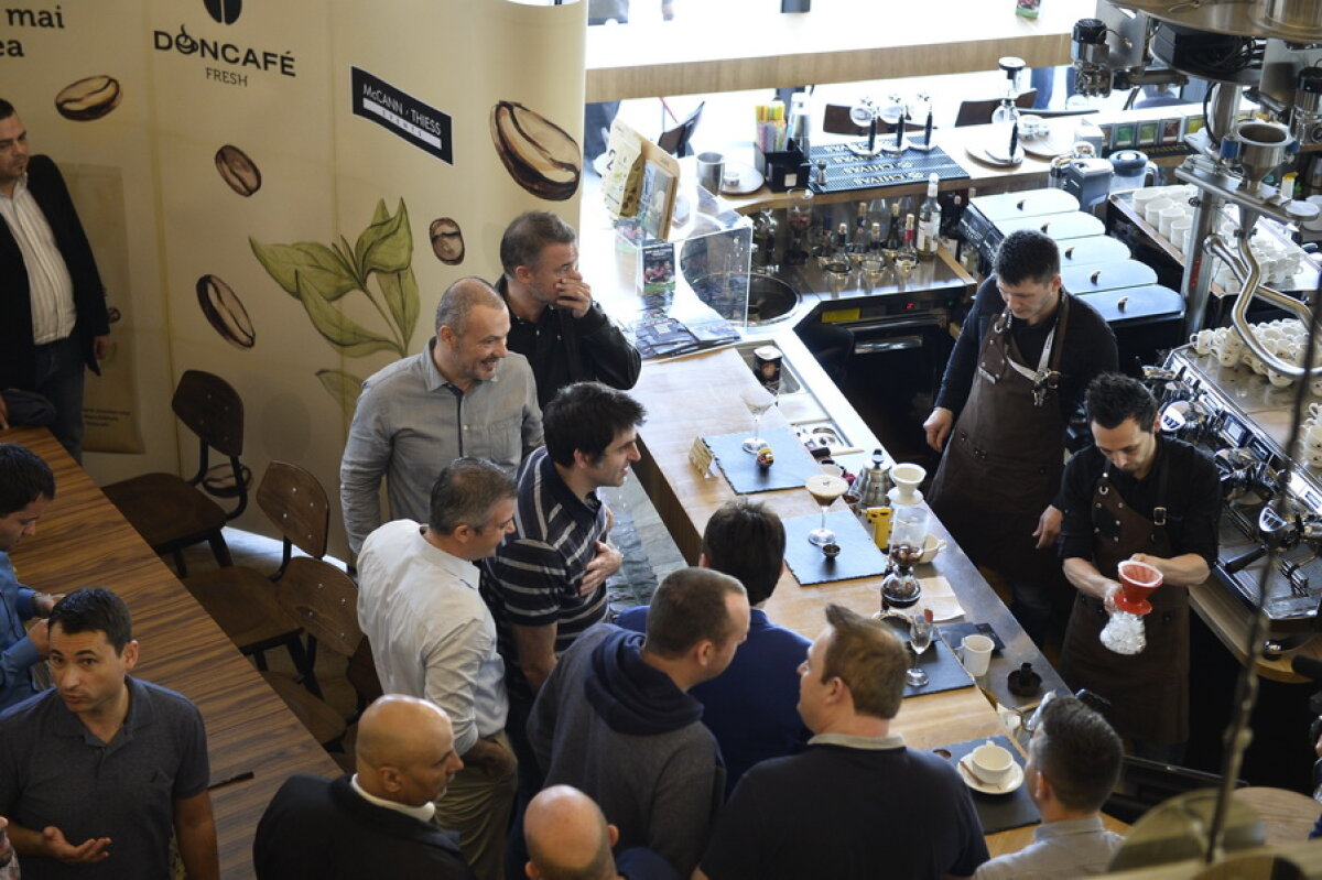  GALERIE FOTO Sute de fani au luat cu asalt un mall din București pentru a obține un autograf de la campionii mondiali din snooker!