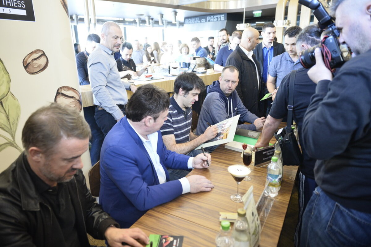  GALERIE FOTO Sute de fani au luat cu asalt un mall din București pentru a obține un autograf de la campionii mondiali din snooker!