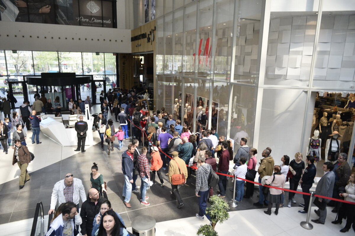  GALERIE FOTO Sute de fani au luat cu asalt un mall din București pentru a obține un autograf de la campionii mondiali din snooker!