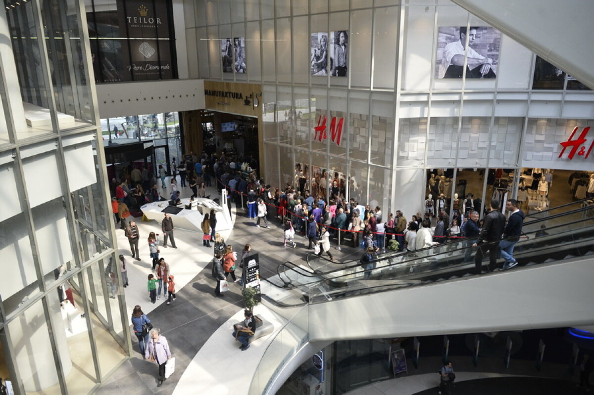  GALERIE FOTO Sute de fani au luat cu asalt un mall din București pentru a obține un autograf de la campionii mondiali din snooker!