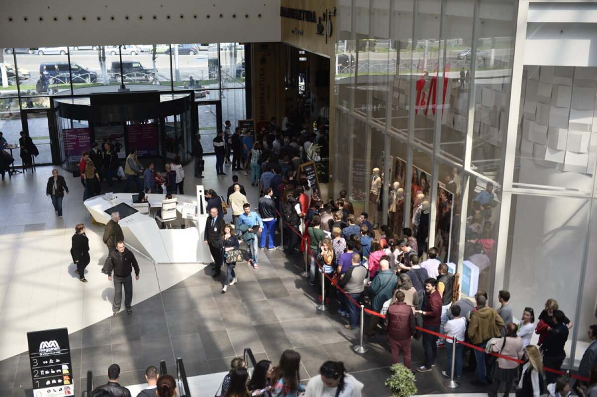  GALERIE FOTO Sute de fani au luat cu asalt un mall din București pentru a obține un autograf de la campionii mondiali din snooker!