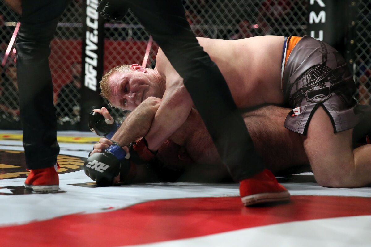 FOTO Ce puteţi vedea la o gală de MMA, dincolo de ce vă arată camerele TV: 50% show, 50% kitsch!